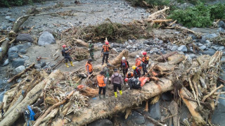 Ινδονησία: Ξεπερνούν τους 400 οι νεκροί από τις πλημμύρες και τις κατολισθήσεις