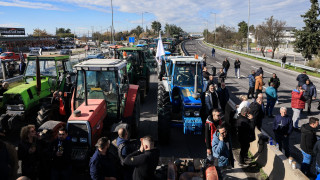 Έξω από το Αστυνομικό Μέγαρο Λάρισας αγρότες – Απαιτούν την απελευθέρωση των συναδέλφων τους