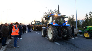 Ένταση με χημικά στα αγροτικά μπλόκα σε Νίκαια και Πλατύκαμπο - Τρεις τραυματίες και δύο συλλήψεις