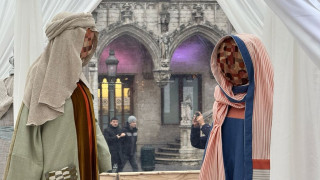 Αντιδράσεις για τη φάτνη με απρόσωπες φιγούρες στο Βέλγιο - Τι απαντά η δημιουργός