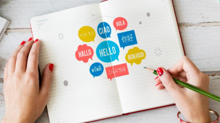 Η πολυγλωσσία μπορεί να επιβραδύνει τη γήρανση του εγκεφάλου, διαπίστωσε μελέτη