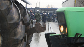 Σέρρες: Προς το τελωνείο Προμαχώνα οι αγρότες - Έσπασαν τον αστυνομικό κλοιό