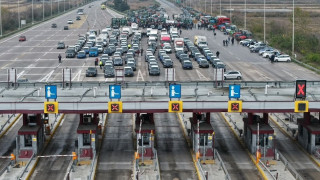 Έκλεισαν ξανά το ρεύμα προς τη Θεσσαλονίκη οι αγρότες στα διόδια των Μαλγάρων