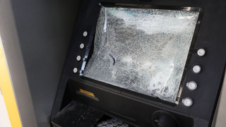 Αντιεξουσιαστές τα έκαναν «γυαλιά καρφιά» στο Κουκάκι - Βανδάλισαν καταστήματα και ΑΤΜ