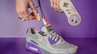 Σε αυτά τα παπούτσια της Nike μπορεί κανείς να παίξει κλασικά παιχνίδια Nintendo
