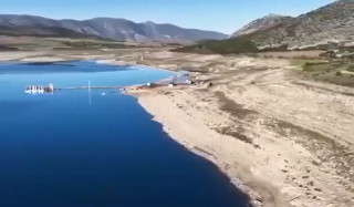 Λειψυδρία: Αποκαλυπτικές εικόνες από drones - «Στεγνώνουν» Μόρνος και Υλίκη παρά τις βροχές