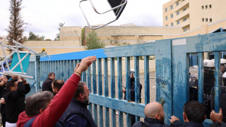 Ένταση με χημικά έξω από το υπουργείο Μεταφορών - Οδηγοί ταξί πετούν καρέκλες