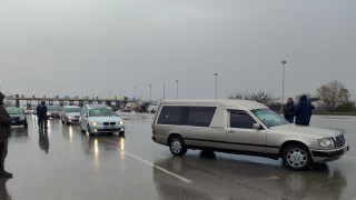 «Η κηδεία της αγροτιάς»: Πομπή με νεκροφόρες στο πλευρό των παραγωγών στη Θεσσαλονίκη