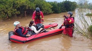 Κακοκαιρία Byron: Οικογένεια απομακρύνθηκε με βάρκα από πλημμυρισμένο σπίτι στο Γύθειο