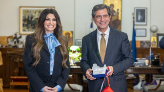 Στη Θεσσαλονίκη η Κίμπερλι Γκίλφοϊλ – Συναντήθηκε με τον Κώστα Γκιουλέκα