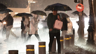 Σφυροκοπά την Αττική η κακοκαιρία Byron - Σε «Red Code» σχεδόν όλη η χώρα - Κλειστά σχολεία και 112