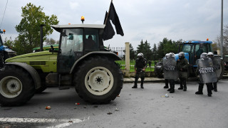 Αγρότες: Η στιγμή που τρακτέρ τρέχει με όπισθεν να σπάσει τον αστυνομικό κλοιό - «Πάτα τον» φώναζαν