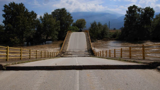 Κακοκαιρία Byron: Υπερχείλισε ο Πηνειός στα αναχώματα Βαλομανδρίου και Ρογκίων
