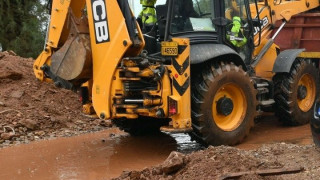 Σε πλήρη εξέλιξη η απομάκρυνση των φερτών υλικών στους πλημμυρισμένους δρόμους της Αττικής