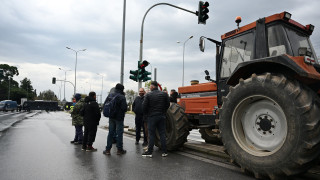 Θεσσαλονικη: Αγρότες επιχειρούν να στήσουν μπλόκο στο δρόμο προς το αεροδρόμιο «Μακεδονία»