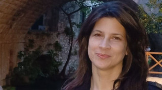 «Καιρός των κρυστάλλων» της Ελένης Στελλάτου – Ένα δυστοπικό παραμύθι για τη θραύση του σώματος