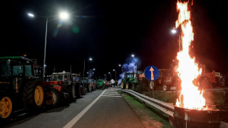 «Βράζουν» οι αγρότες που αποκλείουν δρόμους και αεροδρόμια - Επιδιώκει εκ νέου διάλογο η κυβέρνηση