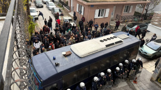 Αγρότες με τρακτέρ έξω από το γραφείο Τσιάρα στην Καρδίτσα: Ο εκρηκτικός διάλογος με την αστυνομία