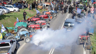 Αγρότες: Εκρηκτική κλιμάκωση στα μπλόκα με συγκρούσεις και χημικά - Κλείνουν αεροδρόμια και λιμάνια