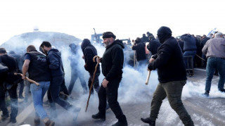 Υπό κατάληψη το κτήριο της Αποκεντρωμένης Διοίκησης στο Ηράκλειο από αγρότες με τα τρακτέρ τους