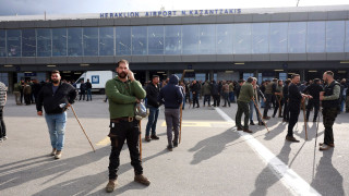 Αγρότες: Εισέβαλαν στα αεροδρόμια Ηρακλείου, Χανίων - Βανδάλισαν περιπολικό, χτύπησε αστυνομικός