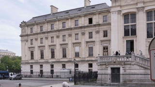 Γαλλία: Στο εδώλιο νταντά που δηλητήριασε τους εργοδότες της με απορρυπαντικό