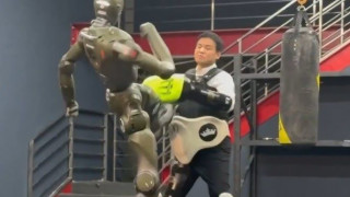 Ανθρωποειδές ρομπότ κλωτσάει… CEO επί σκηνής - Ποιες είναι οι ασυναγώνιστες δυνατότητές του