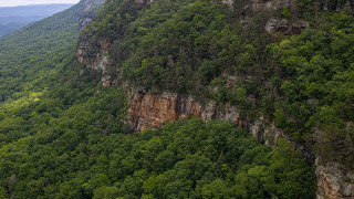 Κίνα: Τουρίστας πέφτει από γκρεμό ύψους 40 μέτρων - Δείτε το συγκλονιστικό βίντεο