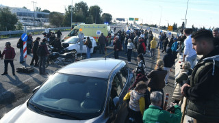Ένταση στη Γέφυρα Ρίου - Αντιρρίου: H Αστυνομία μπλόκαρε τους αγρότες, πέρασαν πεζοί