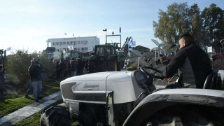 Παραμένει το μπλόκο στο λιμάνι του Βόλου από αγρότες, αλιείς - Ισχυρές δυνάμεις των ΜΑΤ στο σημείο