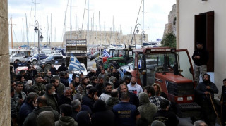 Αγρότες: Υπό κατάληψη η Αποκεντρωμένη Διοίκηση και κτήριο της ΑΑΔΕ στο Ηράκλειο Κρήτης