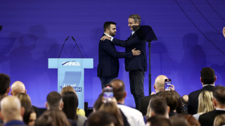 Το βιβλίο που έλαβε ως δώρο ο Κυριάκος Μητσοτάκης από τον πρόεδρο της ΟΝΝΕΔ