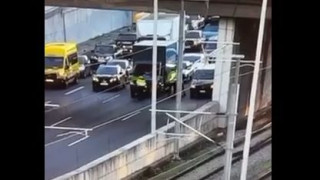 Αττική οδός: Σοκαριστικό βίντεο – Αναβάτης μηχανής παρασύρει τροχονόμο