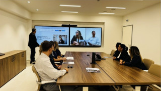 Υπερσύγχρονη αίθουσα τηλεδιάσκεψης του Affidea NeuraCare με την σφραγίδα αξιοπιστίας της Active