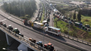 Η «θάλασσα» των τρακτέρ από ψηλά - Πώς κατέγραψε το drone του CNN Greece τα μπλόκα