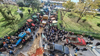 Καβάλα: Κατάληψη του κτηρίου της Αντιπεριφέρειας από τους αγρότες – Πετούν άχυρα και γάλα