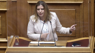 «Στη ζωή μου έχω σκίσει πολλά καλσόν» - Απάντηση Συρεγγέλας στη νέα επίθεση από Κωνσταντοπούλου