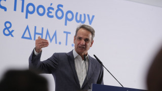 Μητσοτάκης σε κομματικά στελέχη ΝΔ: Να κρατάμε το βλέμμα των φιλοδοξιών μας ψηλά με τη ματιά χαμηλά