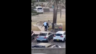 Αυστραλία: Η στιγμή που πολίτης αφοπλίζει έναν από τους δράστες του μακελειού στην παραλία Μπόντι