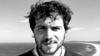 Η «Φωλιά» του Γιώργου Ψωμιάδη: Μια εύθραυστη κιβωτός τρυφερότητας σε έναν κόσμο που βουλιάζει