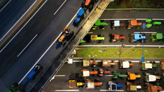 Δεν φεύγουν από τα μπλόκα οι αγρότες, επιμένουν στα αιτήματά τους: Κλείνουν δρόμους, τελωνεία