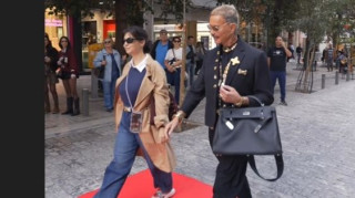 Ο Λάκης Γαβαλάς χαρίζει red carpet στιγμές στην καρδιά της Ερμού