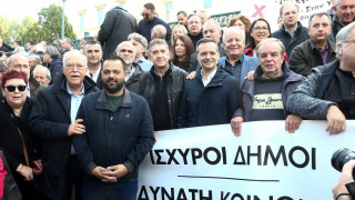 Συγκέντρωση αιρετών της αυτοδιοίκησης έξω από τη Βουλή για τα οικονομικά των δήμων