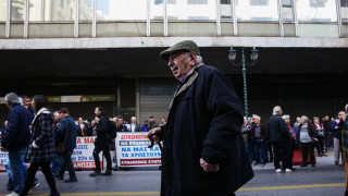 Συγκέντρωση συνταξιούχων στο υπουργείο Εργασίας - Τι ζητούν