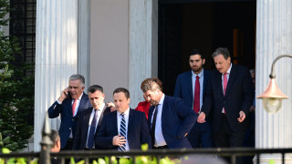 Ανταλλαγές δώρων στο Μαξίμου μεταξύ Μητσοτάκη και βουλευτών - Τι πήρε ο πρωθυπουργός