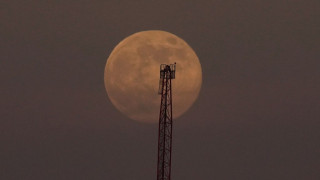 Γιατί η ίδια πλευρά της Σελήνης είναι πάντα στραμμένη προς τη Γη;