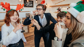 Τα χριστουγεννιάτικα ποτά με συναδέλφους κάνουν καλό στην υγεία, υποστηρίζει μελέτη