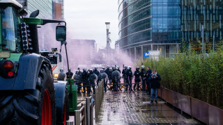 Ένταση στη συγκέντρωση των αγροτών έξω από το Ευρωκοινοβούλιο στις Βρυξέλλες