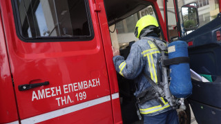 Συναγερμός στη Χαλκίδα: Στις φλόγες τυλίχθηκε παλιό ξενοδοχείο στο κέντρο της πόλης