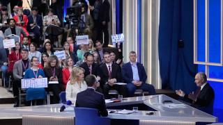 «Θέλω να παντρευτώ»: Πώς οι δημοσιογράφοι προσπαθούν να «κλέψουν» μία ερώτηση από τον Πούτιν